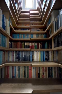 Книжный шкаф в лестнице