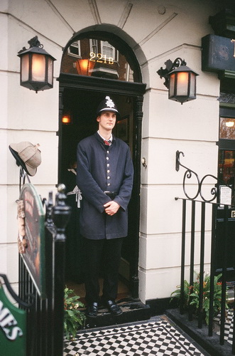Бобби у квартиры Шерлока Холмса на Бекер-стрит