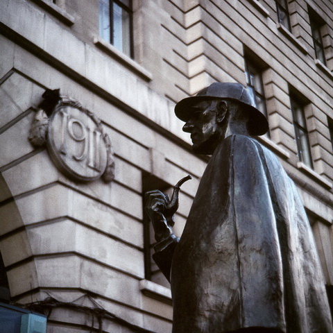 Памятник Шерлоку Холмсу у станции метро Бекер-стрит, Лондон