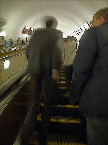 В московском метро вверх по эскалатору едут в один ряд