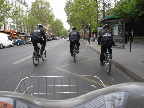 Полиция на велосипедах в Париже
