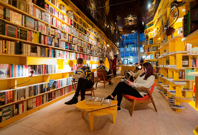 Концептуальный книжный магазин с баром и запретом на смартфоны