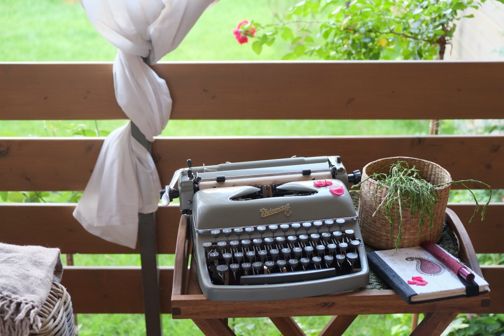 Пишущая машинка в саду